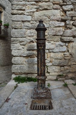 Erice, İtalya 'da sokakta kırık bir su pompası..