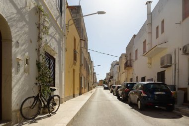 İtalya, San Vito Lo Capo - 24 Ekim San Vito Lo Capo, Sicilya 'da bir şehirdir. 24 Ekim 2022, San Vito Lo Capo, Trapani, Sicilya dar bir sokak manzarası.