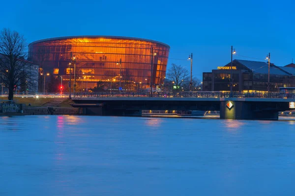Latvia Liepaja February Bruary Liepaja是一座位于波罗的海的城市 2022年2月18日晚 在拉脱维亚丽帕雅 观看有红色音乐厅的运河海岸 — 图库照片