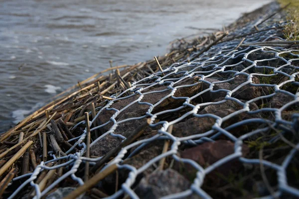 Защита Береговой Линии Металлической Сеткой — стоковое фото