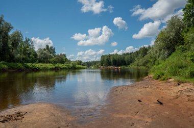 Letonya 'daki Gauja nehrinin manzarası.