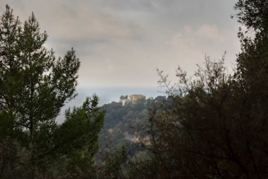 Paleokastritsa 'daki manastıra bakın..