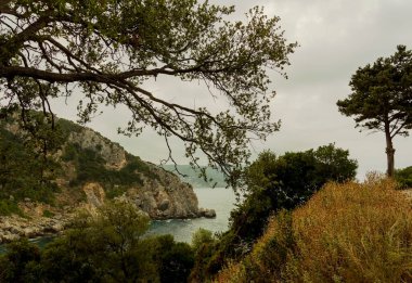 Paleokastritsa 'daki sahil manzarası.