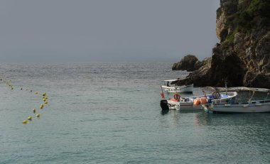 GREECE, KORFU - 19 Eylül: Corfu (veya Kerkyra) Yunan adasıdır. İyon Denizi 'nde. 19 Eylül 2021 'de Paleokastrica, Paleokastrica, Korfu, Yunanistan' daki gemi rıhtımının görüntüsü.