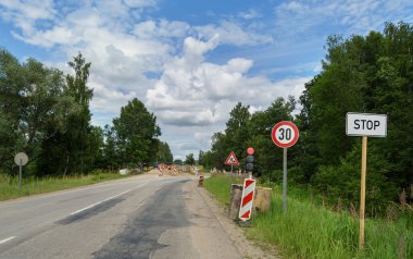 Geçici köprüsü olan eski yol onarımının görüntüsü.