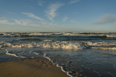 Dalgalı Baltık Denizi manzarası.