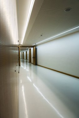 Modern bir binadaki koridor manzarası.