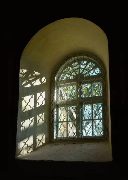 Okno Łukowe Metalowymi Kratami — Zdjęcie stockowe