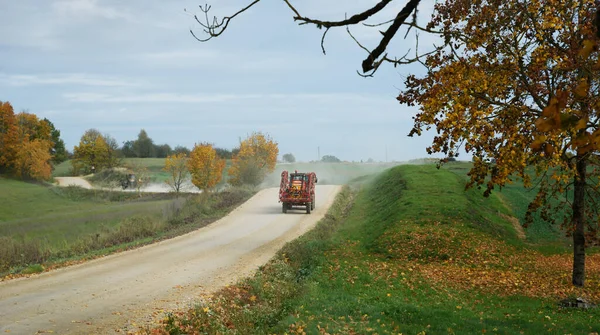 Landsbygdslandskap Med Två Traktorer Grusväg — Stockfoto