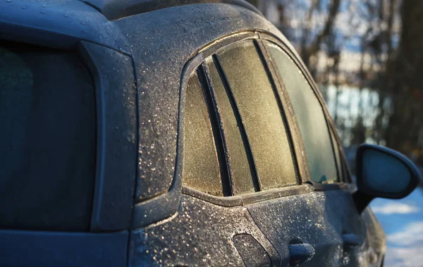 Bir Kış Sabahı Donmuş Bir Araba — Stok fotoğraf