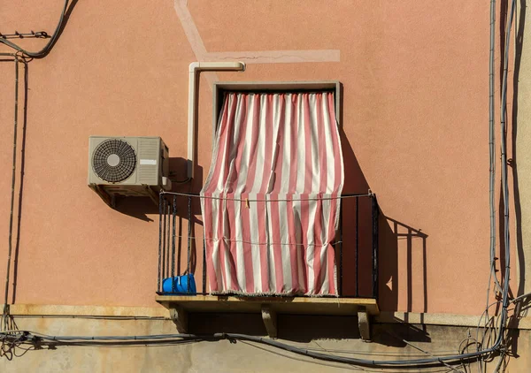 Talya Sıcak Bir Günde Klasik Perdeler Balkon Penceresini Kapatır — Stok fotoğraf