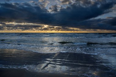 Baltık Denizi üzerinde gün batımı.