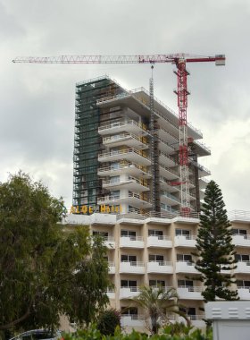 Paphos, Kıbrıs 'ın güneybatısında Akdeniz kıyısında yer alan bir kıyı kentidir. 18 Mart 2023 'te Kıbrıs Rum Kesimi ve Paphos' ta inşa edilen çok katlı binanın manzarası.