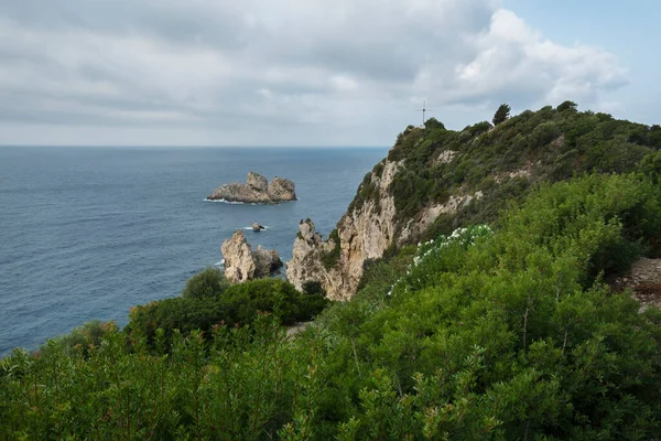 希腊Paleokastritsa岛上有十字的岩石海岸景观 — 图库照片