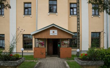 LATVIA, GULBENE - 9 Temmuz. Gulbene-Alksne demiryolu hattı Baltık Eyaletleri 'nde normal yolcu taşımacılığına sahip tek dar ölçülü demiryolu hattıdır. Kanal 09.07.2022, Gulbene, Letonya.