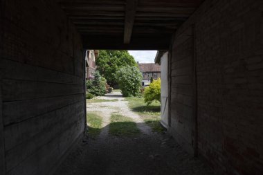 Küçük bir kasabadaki çok katlı binaların avlusuna giriş..