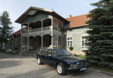LATVIA, KULDIGA - 27 Mayıs: Kuldga Letonya 'da kendine özgü mimarisi olan antik bir şehirdir. Virkas Muia Oteli, 27 Mayıs 2023 'te, Kuldiga, Letonya' da 1494 'te inşa edilen bir binada yer almaktadır..