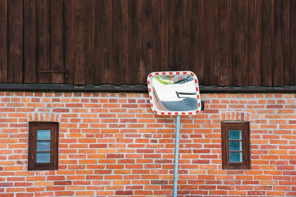 レンガ造りの家の壁の横の道路ミラー — ストック写真