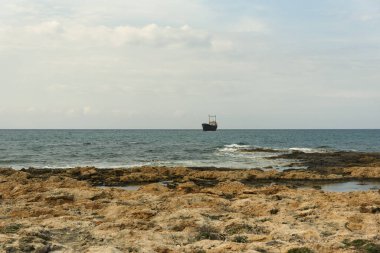 Akdeniz 'in sularındaki eski gemi..