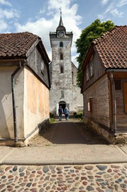 Kuldiga 'daki eski kilisenin manzarası.