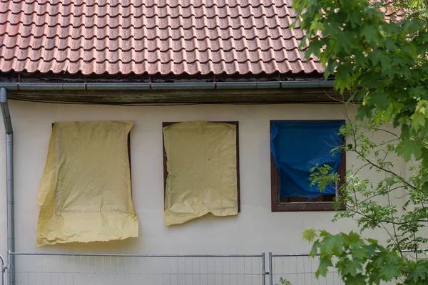 Utsikt Över Ett Hus Renovering Med Tre Fönster Täckta Med — Stockfoto