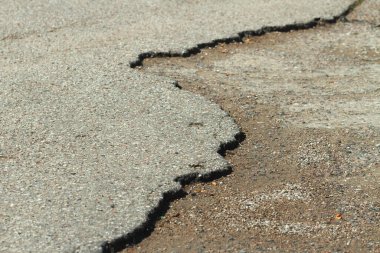 Çatlak yol yüzeyleri..