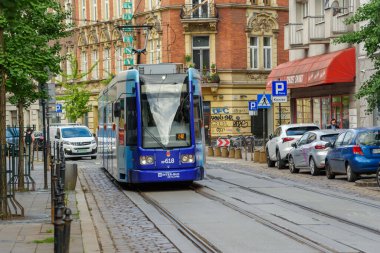 KRAKOW, POLAND-AĞUSTOS 25: Krakow Polonya 'nın en büyük ikinci ve en eski şehirlerinden biridir. 25 Ağustos 2023, Krakow, Polonya tramvayı ile sokak manzarası.
