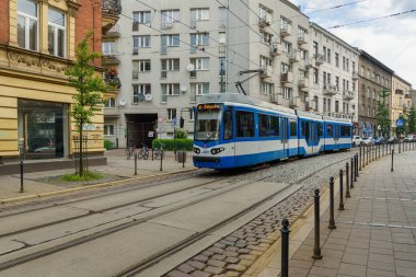 KRAKOW, POLAND-AĞUSTOS 25: Krakow Polonya 'nın en büyük ikinci ve en eski şehirlerinden biridir. 25 Ağustos 2023, Krakow, Polonya tramvayı ile sokak manzarası.