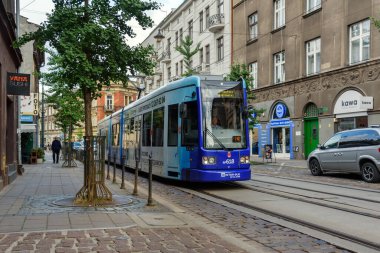 KRAKOW, POLAND-AĞUSTOS 25: Krakow Polonya 'nın en büyük ikinci ve en eski şehirlerinden biridir. 25 Ağustos 2023, Krakow, Polonya tramvayı ile sokak manzarası.