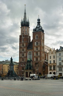 KRAKOW, POLAND-AĞUSTOS 25: Krakow Polonya 'nın en büyük ikinci ve en eski şehirlerinden biridir. 25 Ağustos 2023 'teki büyük meydanın görüntüsü, Krakow, Polonya.