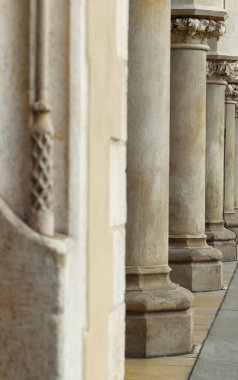 Büyük Meydan 'daki sütunların görüntüsü.