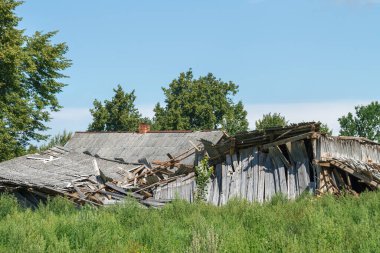 Harabe bir ahırı olan kırsal alan.