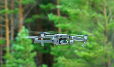 Ormanda uçan bir dron..