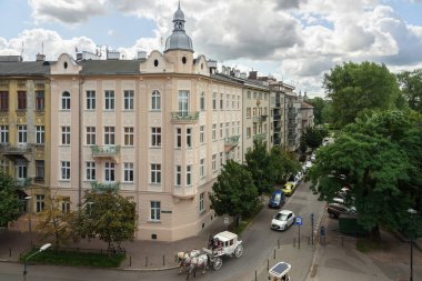 KRAKOW, Polonya 'nın en eski şehirlerinden birisidir. 8 Ağustos 2023 'te Royal Hill' den Polonya 'nın Krakow şehrinin manzarası..