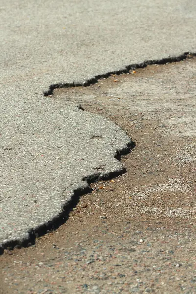 Çatlak yol yüzeyleri..