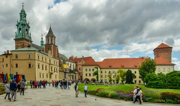 KRAKOW, Polonya 'nın en eski şehirlerinden birisidir. 8 Ağustos 2023 'te Wawel Kalesi, Katedral ve Royal Hill, Krakow, Polonya.