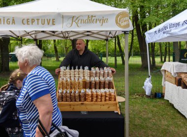 LATVIA, LIEPAJA - 20 Mayıs: Liepaja kültür merkezlerinin şehirlerinden biridir. 20 Mayıs 2023, Liepaja, Letonya 'daki geleneksel bahar pazarı manzarası.