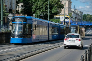 KRAKOW, Polonya 'nın en eski şehirlerinden birisidir. 8 Ağustos 2023 'te iki tramvaylı cadde manzarası, Krakow, Polonya.