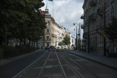 KRAKOW, Polonya 'nın en eski şehirlerinden birisidir. 8 Ağustos 2023, Krakow, Polonya tramvay yolu ile cadde manzarası.
