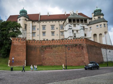 KRAKOW, Polonya 'nın en eski şehirlerinden birisidir. 8 Ağustos 2023 'te Wawel Kalesi, Katedral ve Royal Hill, Krakow, Polonya.