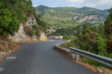 Paleokastritsa 'daki dağ yolunun manzarası.