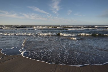 Dalgalı Baltık Denizi manzarası.