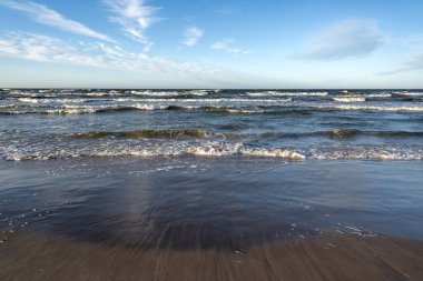 Dalgalı Baltık Denizi manzarası.