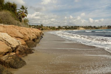 Paphos 'ta Dalgalı Akdeniz.