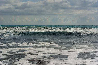 Paphos 'ta Dalgalı Akdeniz.