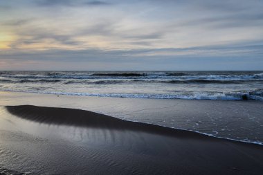 Dalgalı Baltık Denizi Sonbaharda.