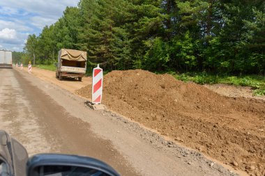 Kırsal kesimde yol onarımı manzarası.