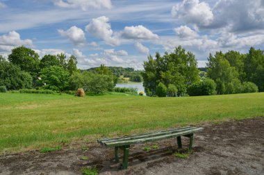 Letonya 'da geleneksel otobüs durağı manzarası.