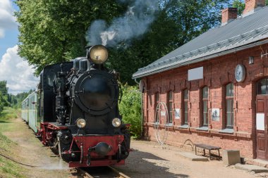 Eski yolcu treni istasyondan kalkıyor..