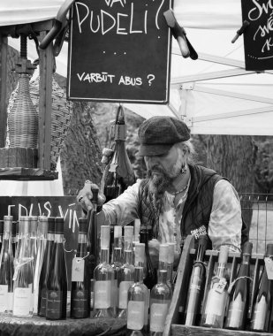 LATVIA, LIEPAJA - 20 Mayıs: Liepaja kültür merkezlerinin şehirlerinden biridir. 20 Mayıs 2023, Liepaja, Letonya 'daki geleneksel bahar pazarı manzarası.